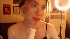 Babyheavanian – Retro girl eating banana