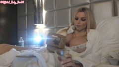 KatyAnnXO – Hot Babe Eats A Burger