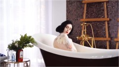Miss Ellie Mouse – Sexy Brunette Takes a Bubble Bath