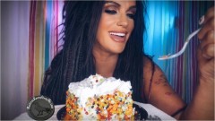 MistressRavenFD – GIANTESS RAVENS HAPPY BIRTHDAY CAKE