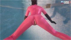 UkCuteGirl – Underwater Freediving Latex Masturbation