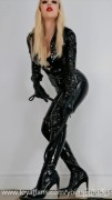 Young Goddess Kim – latex ass