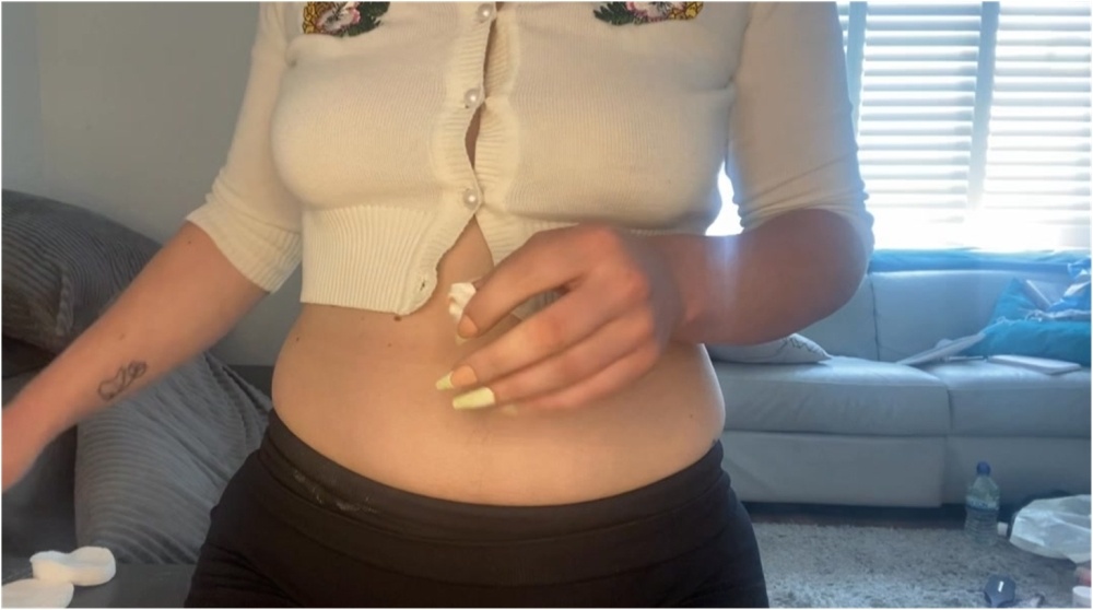 Delilah Jynx – How much can I stuff into my belly button