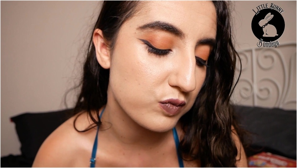 LittleBunnyB – Cheez It ASMR Muckbang