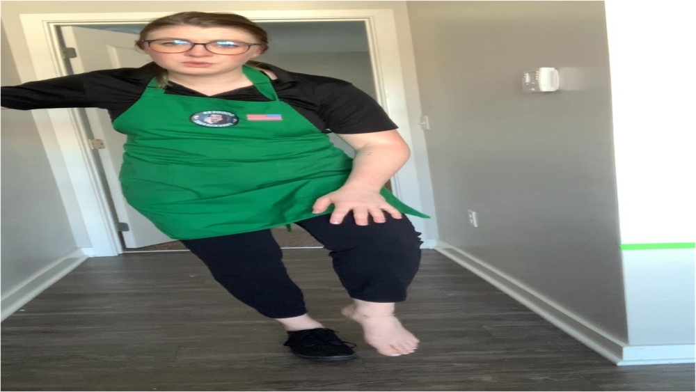 itskinkerbell – Goddess Alice – Barista sprained ankle one shoe hopping