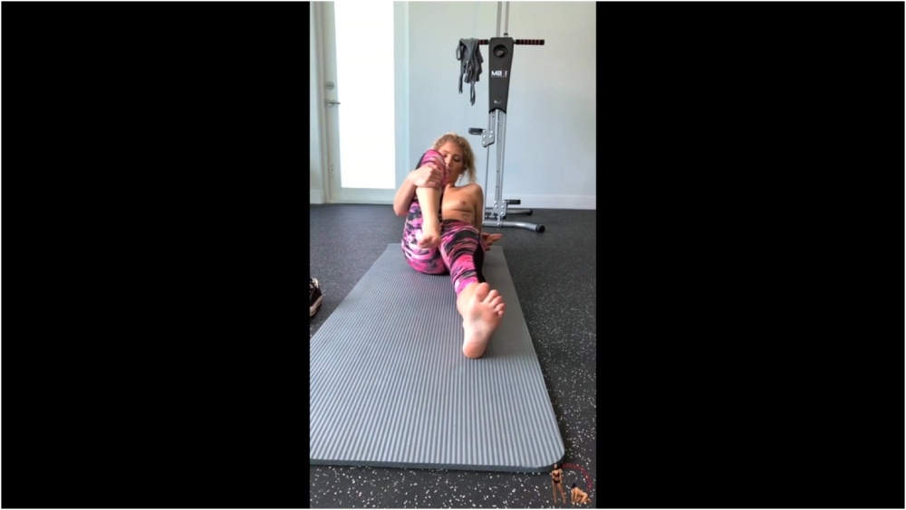 Femdom Puppy Play – Maia’s Workout in After Her Boyfriend Gives Her a Workout