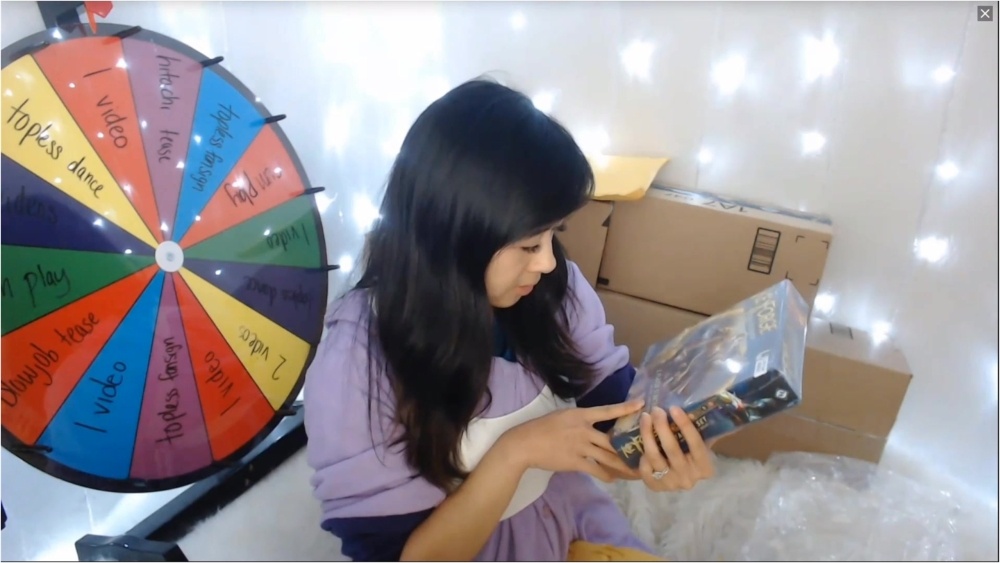 Kaedia Lang – Belated Christmas Present Opening Stream