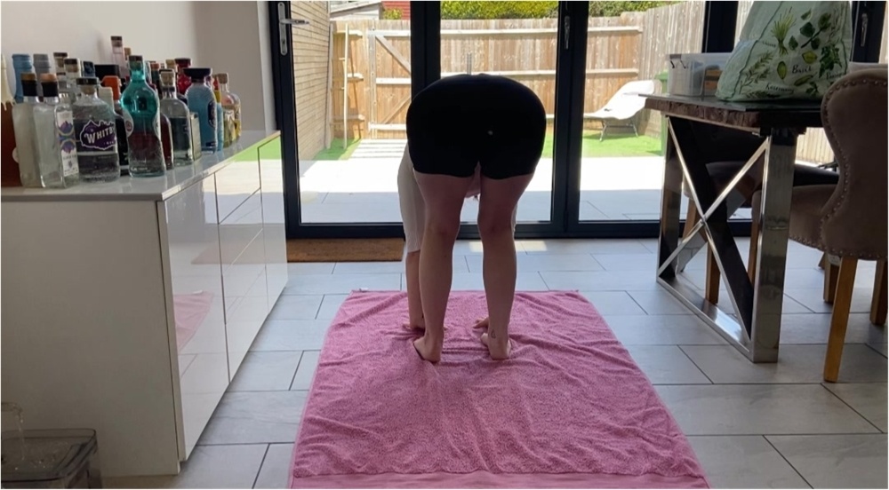Delilah Jynx – Housewife loves to do yoga