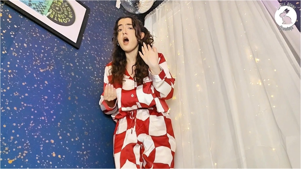 LittleBunnyB – Giantess VS Dust Bunnies