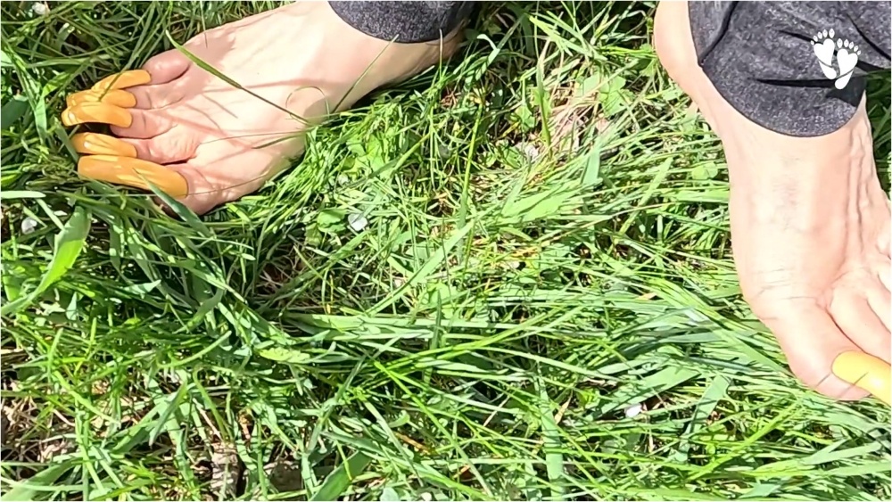 Lora Long Nails – Yellow Toenails – Dirty Soles