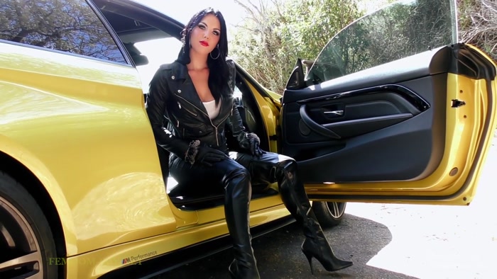 Young Goddess Kim – Leashed Leather bitch