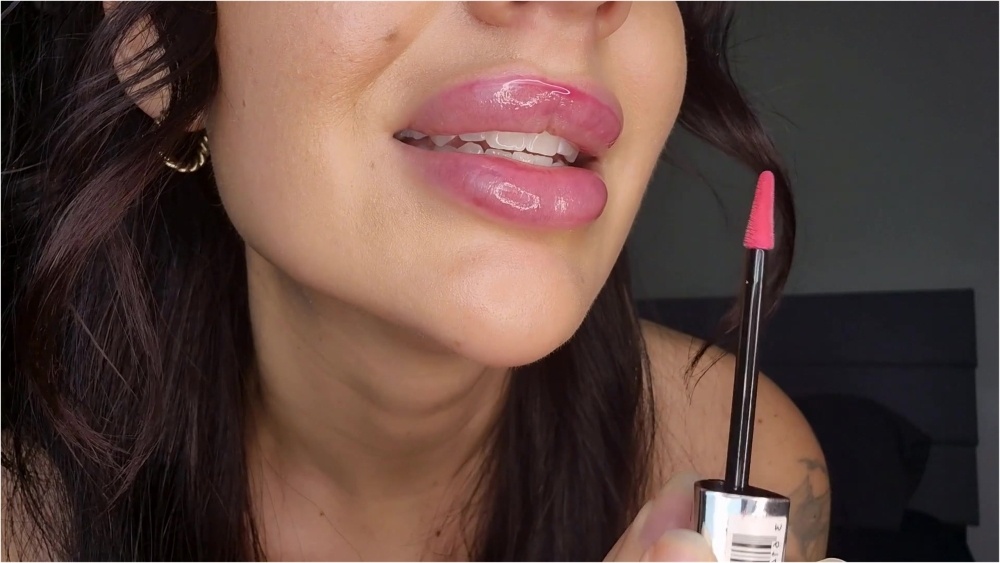 Tattooed Temptress – FREE SFW Applying My Lip Gloss